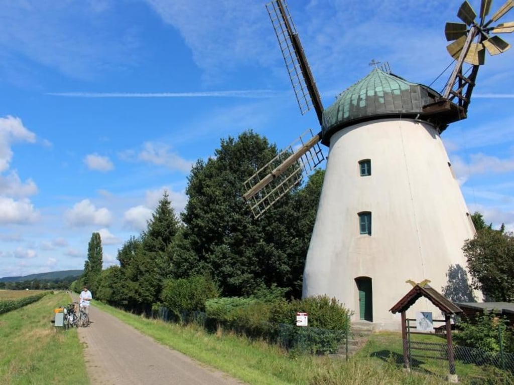 Kurze Rast an der Windmühle: Der Weser-Radweg bietet viel Abwechslung. Foto: Deike Uhtenwoldt/dpa-tmn