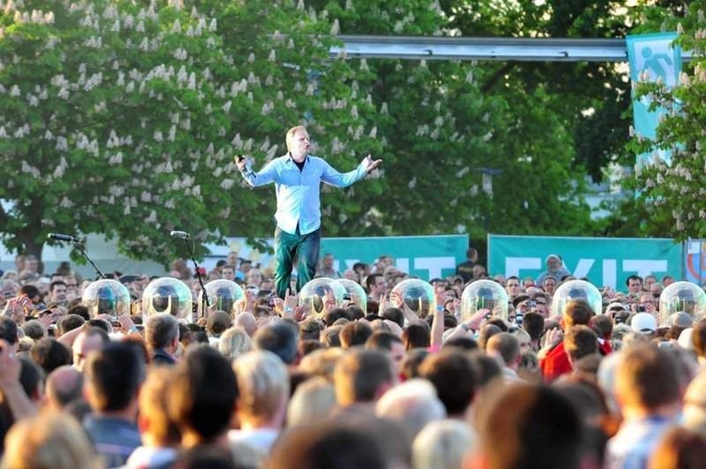 Foto: Uli LŸcke-- Nach dem Erfolg seiner Stadion-und Open-Air-Konzerte mit mehr als 500.000 Zuschauern im letzten Jahr war Herbert Gršnemeyer mit seinem aktuellen Album "Schiffsverkehr" sowie all seinen gro§en Hits am Sonntag Abend im Magdeburger Elbauenpark zu erleben. Rund 15.000 Zuschauer kamen, um ihren Rockstar live zu erleben.