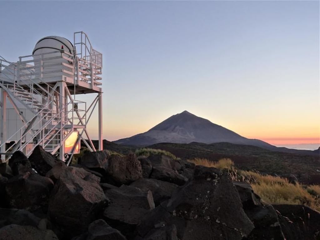Nicht nur der Himmel ist sehenswert auf Teneriffa: Blick bei Sonnenuntergang von der Sternwarte auf den Vulkan Teide, den höchsten Berg Spaniens. Foto: Andrea Drouve