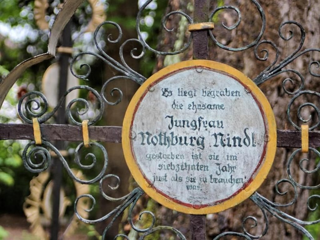 Zotig ist eine höfliche Umschreibung für so manchen Spruch, der sich auf dem Museumsfriedhof in Kramsach findet. Foto: Bernd F. Meier