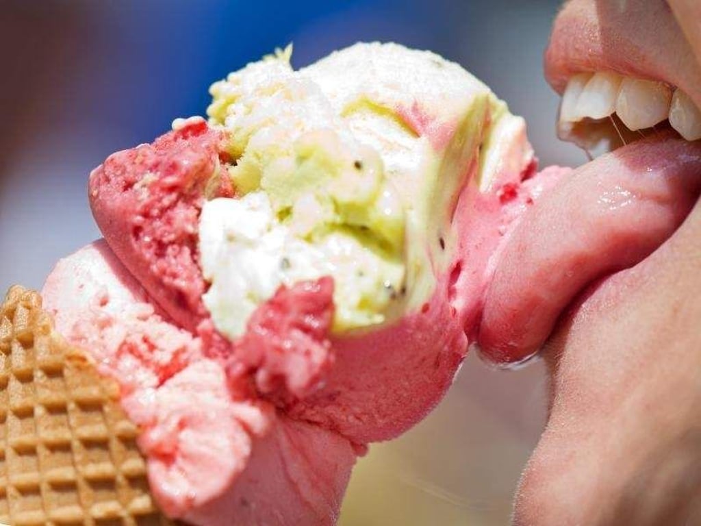 Oft fällt es schwer, sich für eine oder zwei Eissorten zu entscheiden. Warum also nicht gleich mehrere nehmen? Foto: Friso Gentsch
