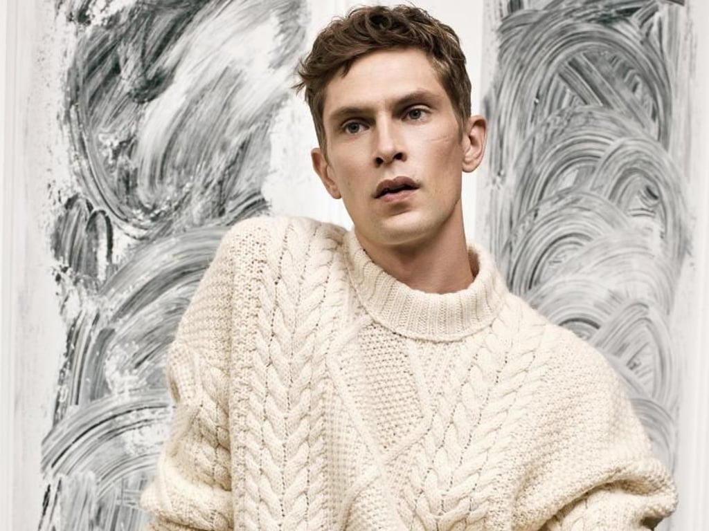 Es muss nicht immer ein gerollter Kragen sein. Das zeigt dieses Modell mit Stehkragen von Zara (ca. 60 Euro). Foto: Zara