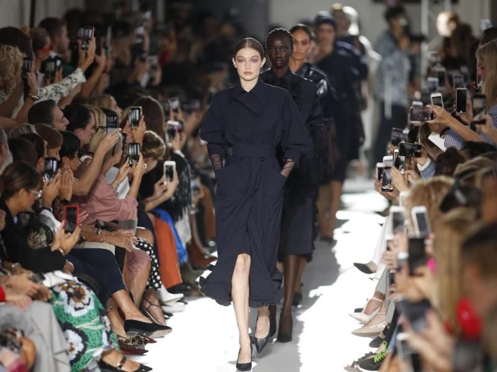 Mäntel sind der Markenkern von Max Mara: Gigi Hadid führt die Riege der Models an. Foto: Antonio Calanni/AP