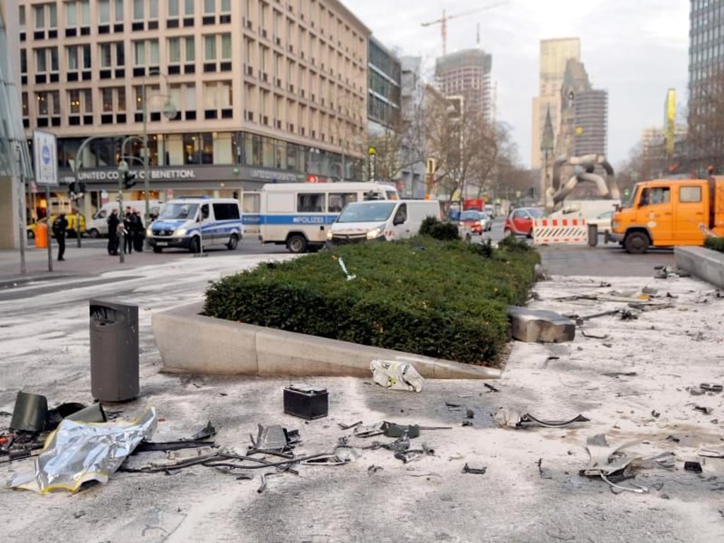 Fahrzeugteile liegen nach demm illegalen Autorennen auf der Tauentzienstraße in Berlin. Foto: Britta Pedersen