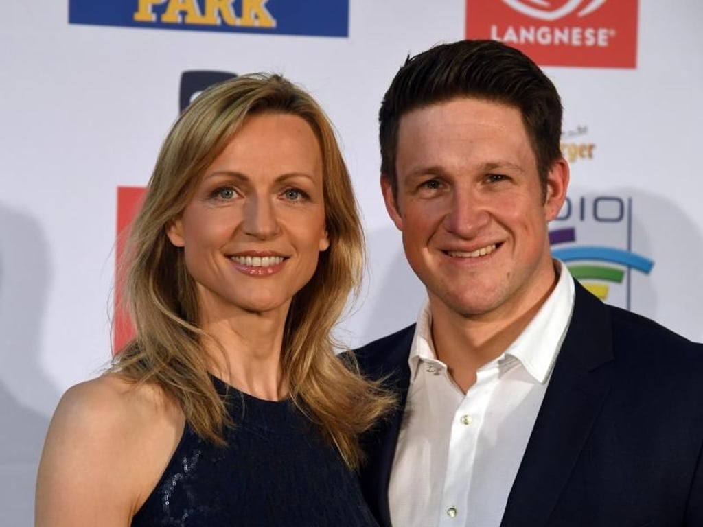 Matthias Steiner und seine Ehefrau Inge posieren vor Beginn der Verleihung der Radio Regenbogen Awards. Foto: Uli Deck