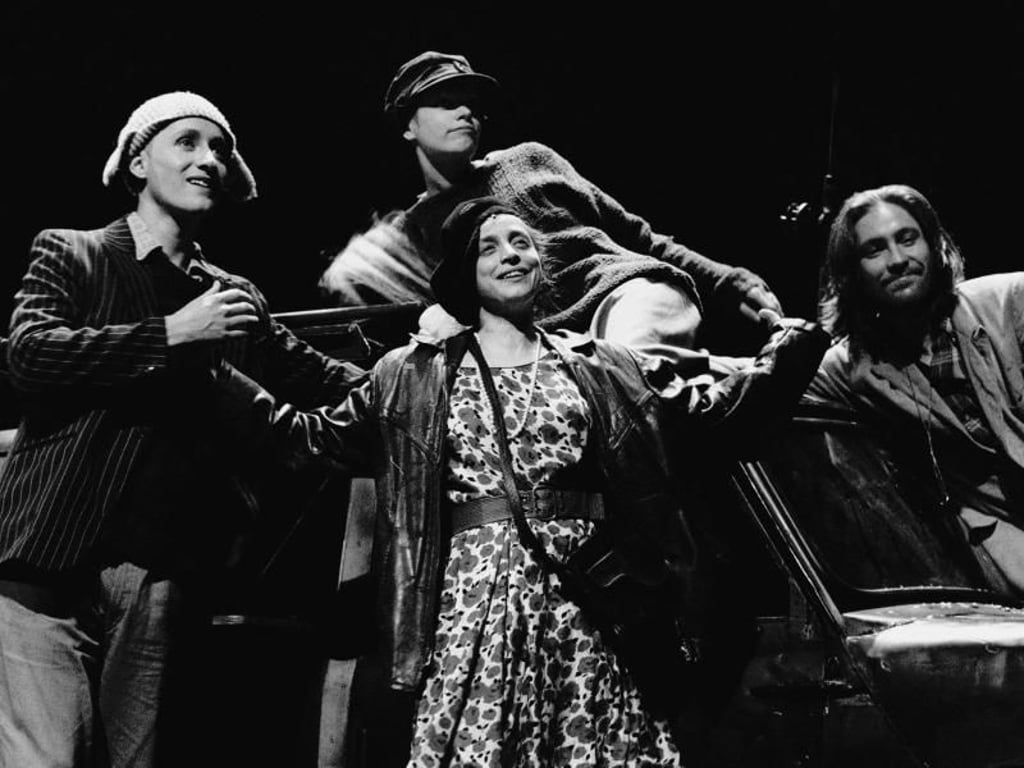 Katharina Thalbach als «Mutter Courage» umringt von ihren Kindern, Benjamin Utzerath (l-r) als «Schweizerkas», Anna Thalbach als «Kattrin» und Nicki von Tempelhoff als «Eilif». Foto: Katja Lenz