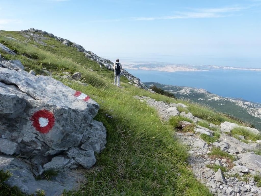 Vom Meer in die Berge: Immer wieder geht der Blick vom Velebit-Gebirge zum Wasser. Foto: Florian Sanktjohanser