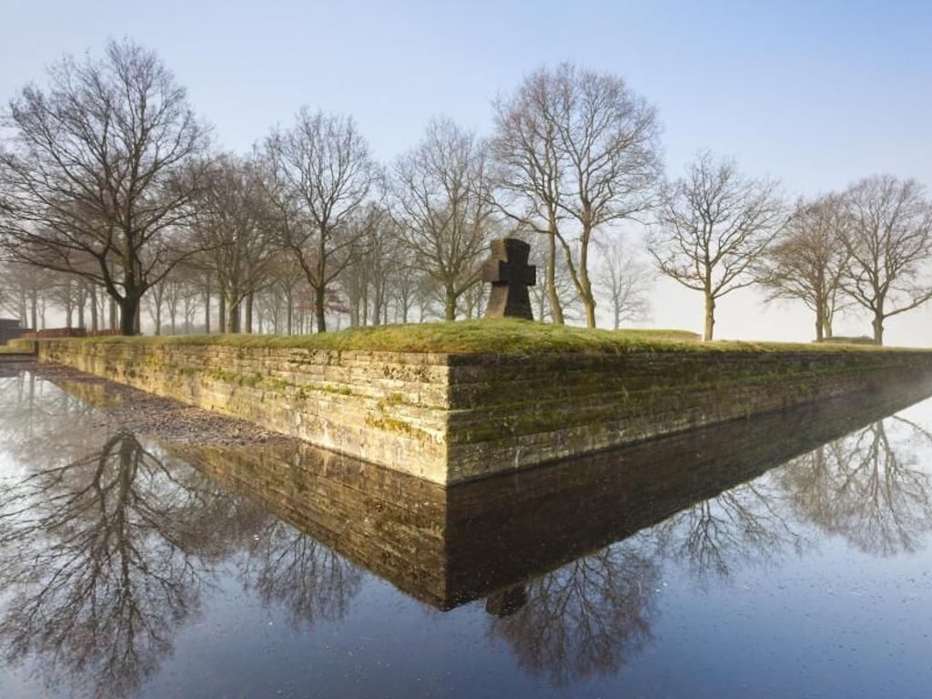 Auf dem Soldatenfriedhof Langemark in Belgien ruhen die Gefallenen der Flandernschlacht im Ersten Weltkrieg. Foto: Jan D'Hondt/Westtoer/Visit Flanders