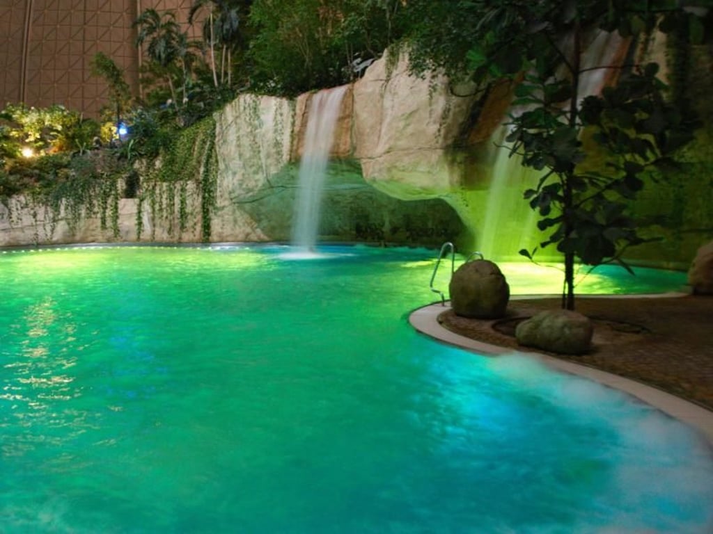 Grün schillert die Lagune am Abend - das Wasser kommt hier auch von oben. Foto: Tropical Islands