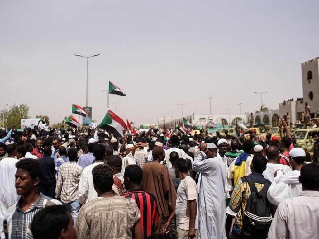 Sudanesische Demonstranten versammeln sich vor dem Verteidigungsministerium, um die Bildung einer Zivilregierung zu fordern. Foto: Ala Kheir