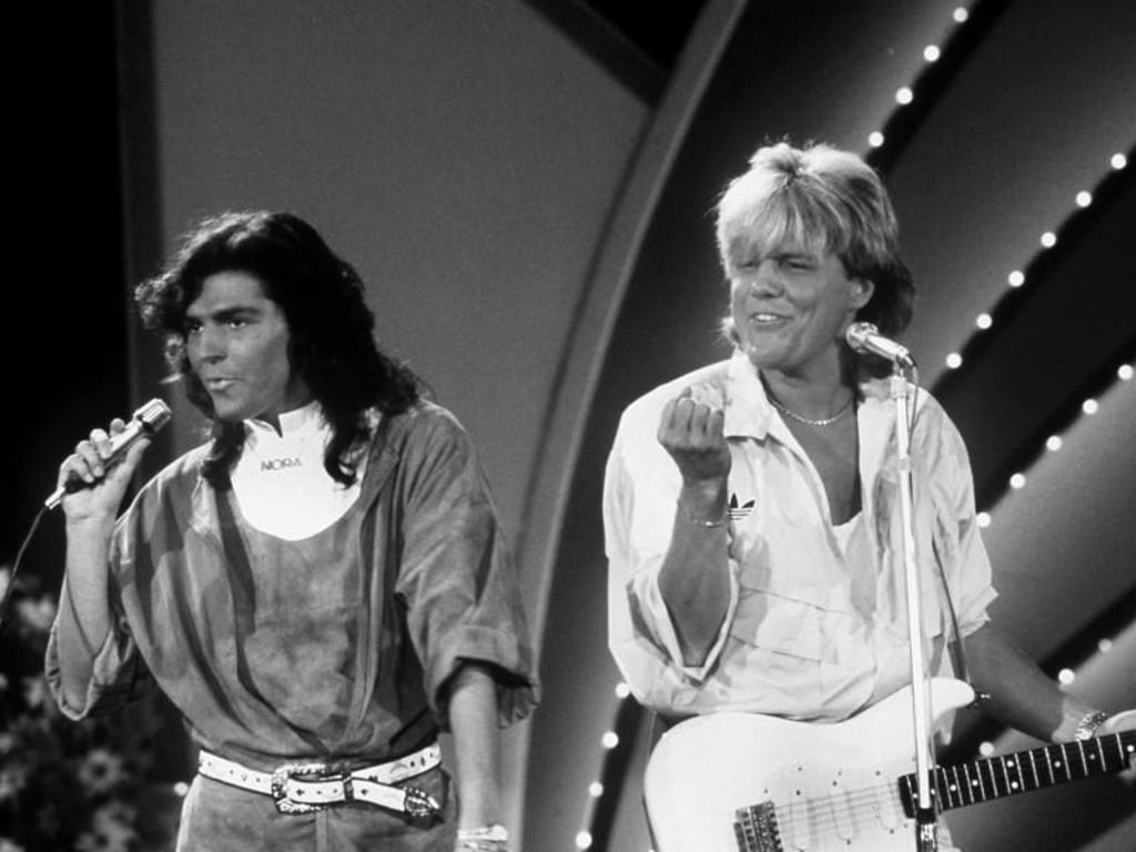 Das deutsche Pop-Duo «Modern Talking» mit Thomas Anders (l) und Dieter Bohlen bei einem Auftritt 1985. Foto: Von Maydell