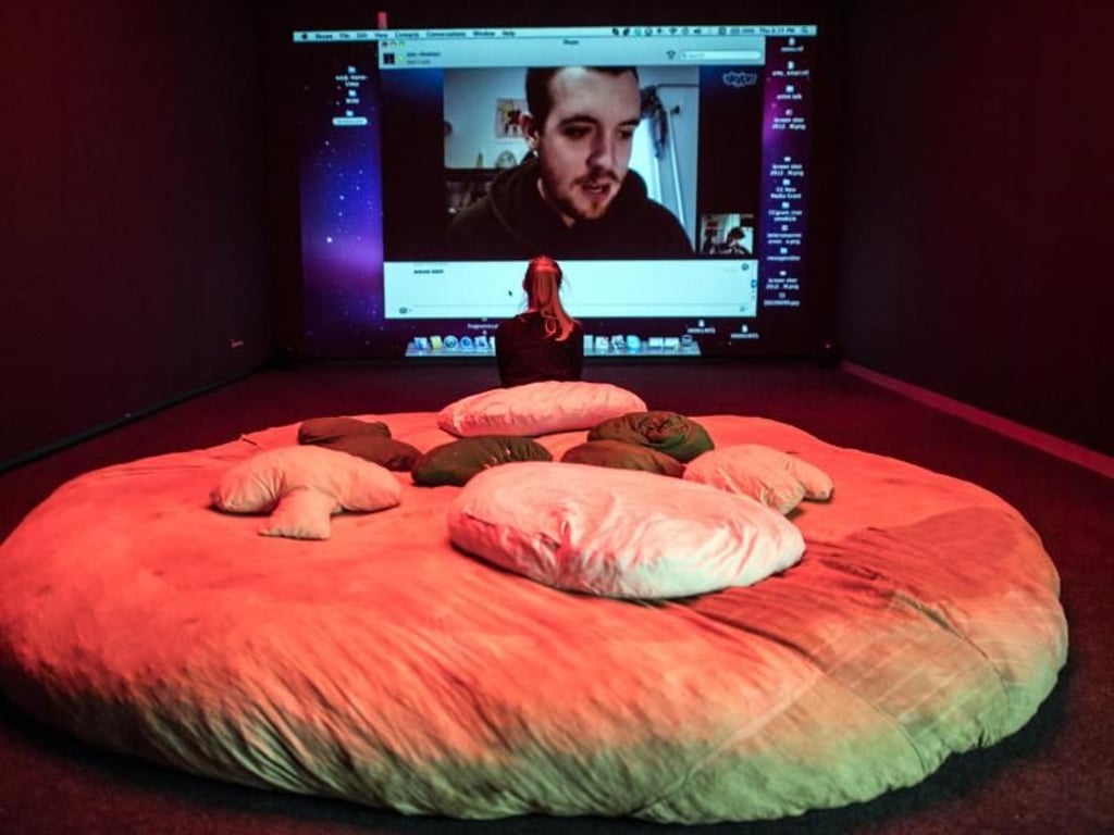 Übergroße textile Pizzaskulptur der Künstlergruppe PCNC_BAY x BLUNT x SKENSVED. Foto: Federico Gambarini