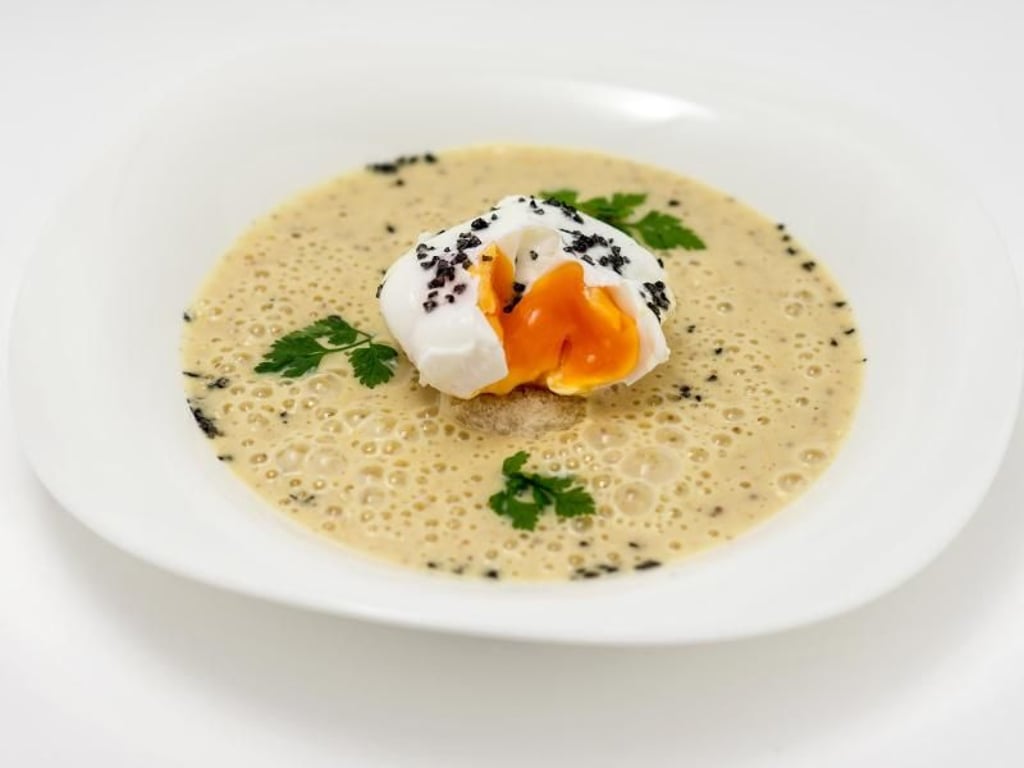Senf verleiht auch Suppen Pfiff und schmeckt klassisch zum Ei - wie hier in der Altenburger Senfsuppe mit pochiertem Ei. Foto: Altenburger Senf/Martin Schlösser