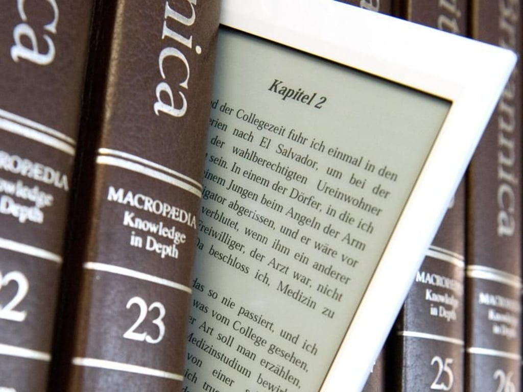 Ganze Bücherwände und Bibliotheken passen in einen E-Book-Speicher. Foto: Andrea Warnecke