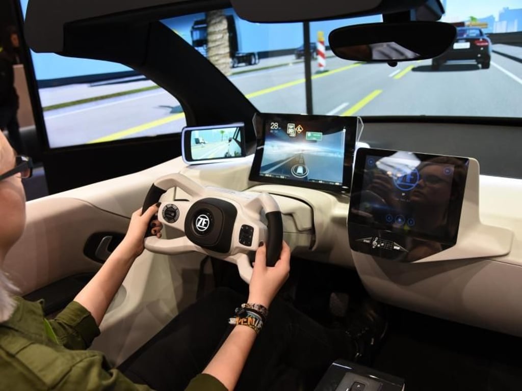 Viele Bildschirme und wenig Knöpfe sind der Trend der nahen Zukunft, wie dieses Cockpitmodell vom Automobilzulieferer ZF zeigt. Foto: Fabian Hoberg