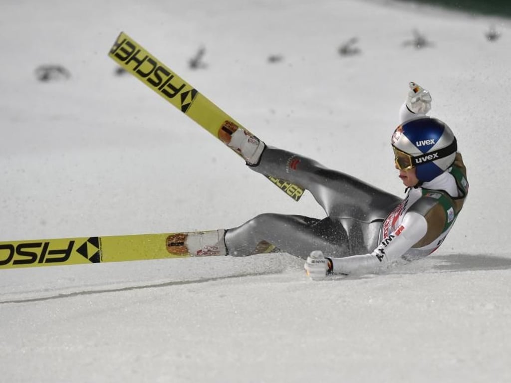 Andreas Wellinger ist nach seinem ersten Sprung gestürzt. Foto: Angelika Warmuth