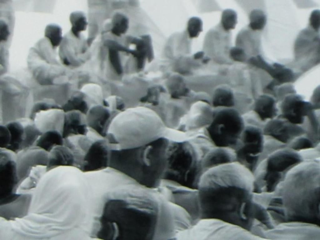 Richard Mosse zeigt in seiner Videoinstallation «Incoming» Rettungsaktionen und Lebensbedingungen von Migranten. Foto: Sabine Glaubitz