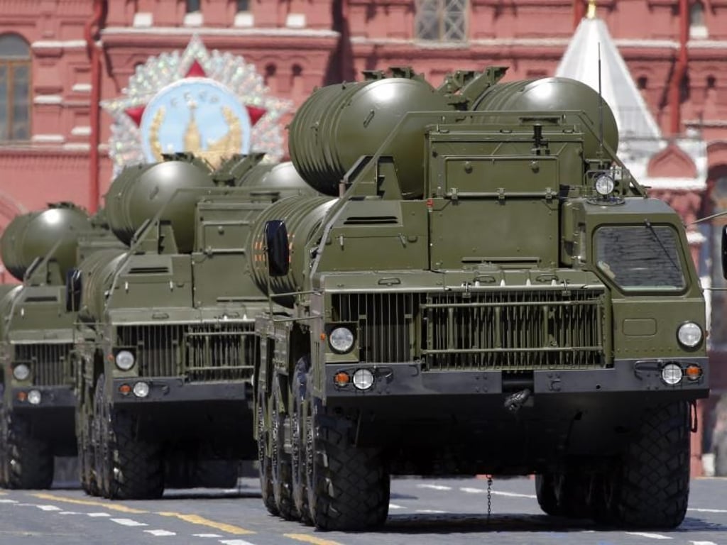 Auf dem Roten Platz in Moskau: Lastwagen der russischen Streitkräfte mit dem Flugabwehrsystem S-400. Foto: Yuri Kochetkov/epa