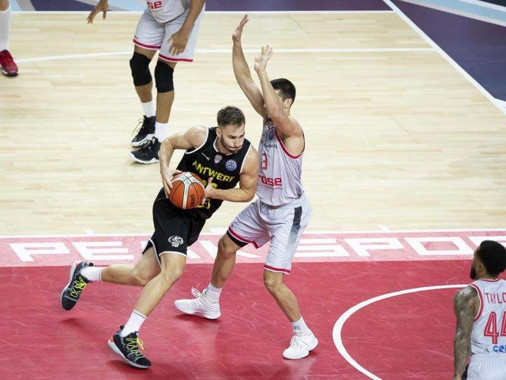 Antwerpens Dave Dudzinski (l) gelingt mit seinem Team gegen Brose Bamberg der Sieg. Foto: Kristof Van Accom/BELGA