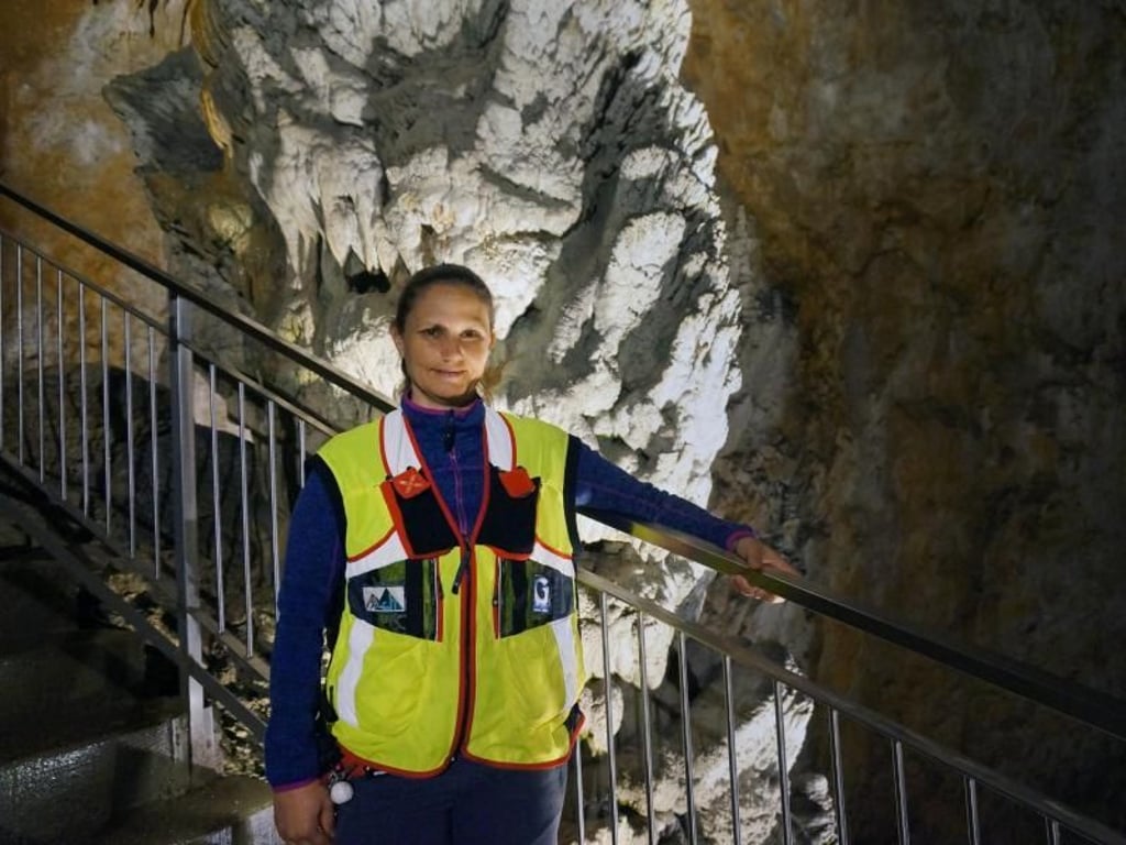 Profi für untertage: Touristenführerin und Höhen-Biologin Federica Papi in der Grotta Gigante. Foto: Alexandra Stahl