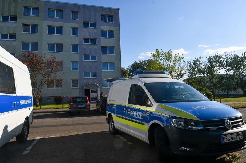 Wittenberge (Brandenburg) l Unglaubliche Szenen haben sich am Donnerstag (14.05.2020) in der beschaulichen Stadt Wittenberge abgespielt. Am Nachmittag waren in einem Neubaublock die Leichen von zwei Männern entdeckt worden. Was für die Kriminaltechniker nach einem Routineeinsatz aussah, wurde schnell zum lebensgefährlichen Einsatz. Kurz nach 19 Uhr wollten die Kriminaltechniker gerade die Beweissicherung beenden, als plötzlich schwarzer Qualm aus der Etage über der Mordwohnung aus den Fenstern drang. Schnell sicherten die Beamten die letzten Beweisstücke und brachten diese in Sicherheit. Kurz darauf schlugen bereits meterhohe Flammen aus der Brandwohnung. Ein möglicher Brandstifter, der Mieter der Wohnung, wurde noch am Tatort festgenommen. Warum dieser seine Wohnung anzündete ist unklar. Die Polizei prüft nun einen möglichen Zusammenhang mit dem Doppelmord eine Etage weiter unten.