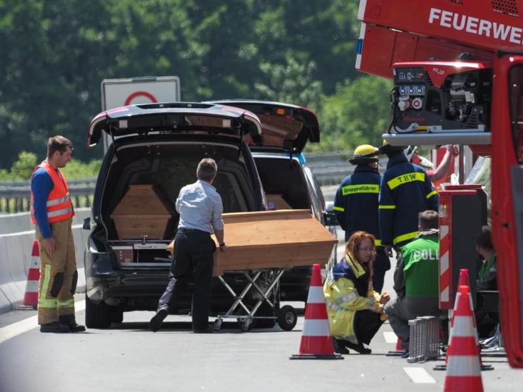 Bei dem schweren Busunfall auf der Autobahn A9 starben 18 Menschen. Foto: Nicolas Armer