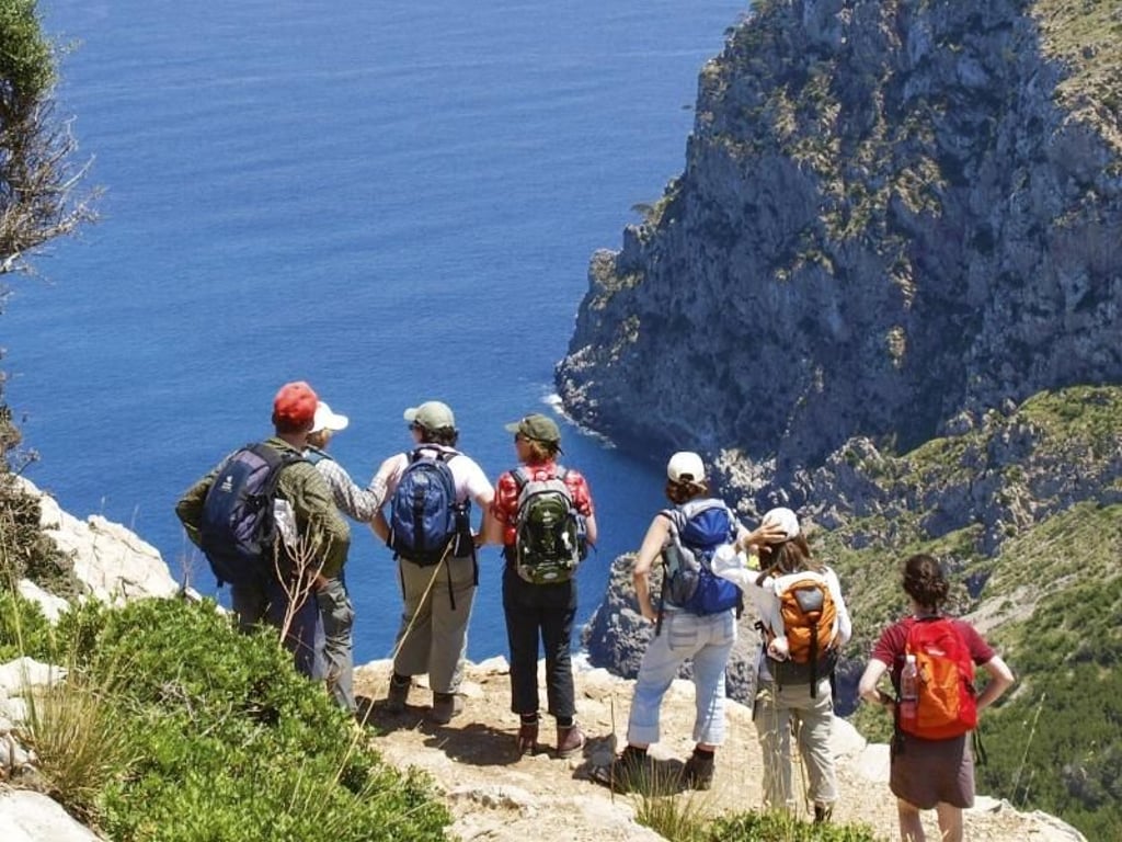 Reisegruppe von Hauser Exkursionen auf Mallorca: Wer zu Fuß geht, sieht mehr - Kulturwandern liegt im Trend. Foto: Aina Escriva/Hauser-Exkursionen