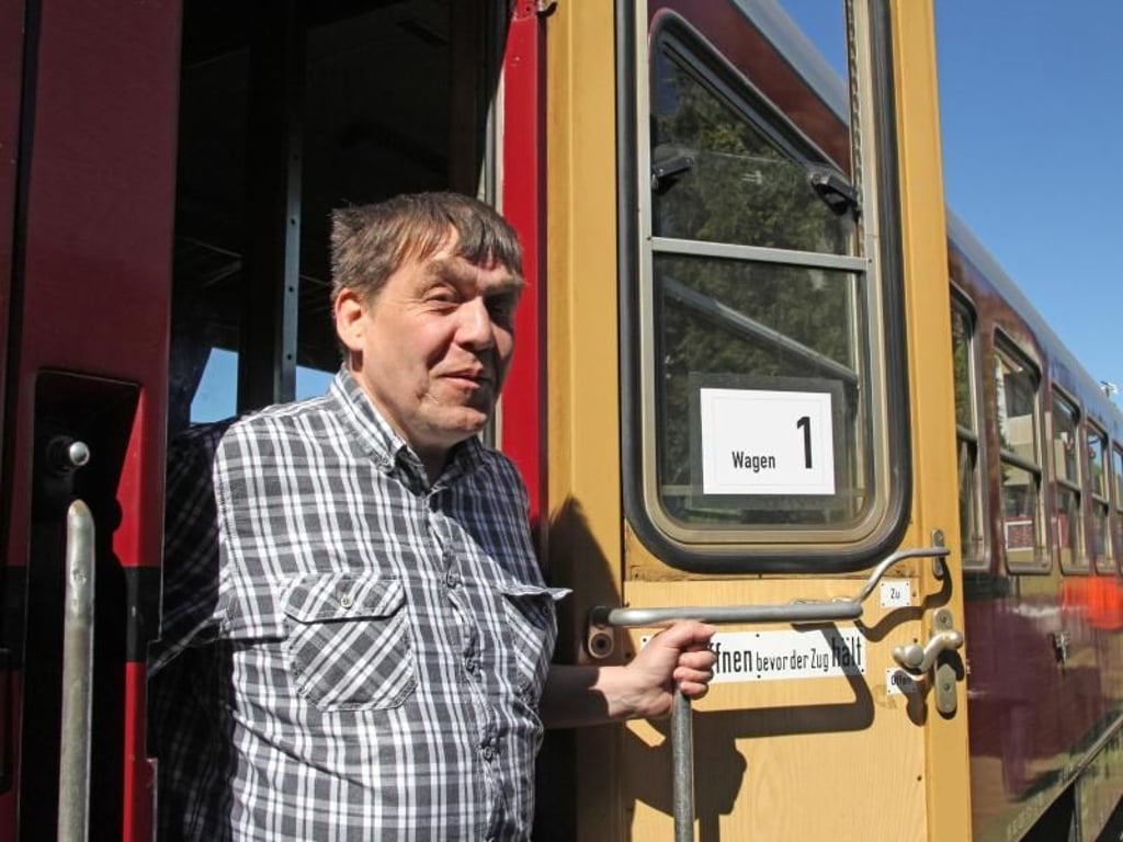 Hans Dierken sorgt mit dem Verein Bleckeder Kleinbahn dafür, dass im Sommer der Heide-Express fährt - von Lüneburg nach Bleckede. Foto: Verena Wolff