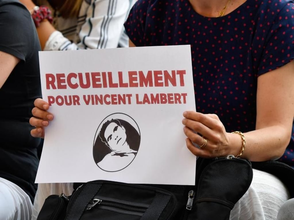 Kundgebung gegen den Behandlungsstopp von Vincent Lambert vor der katholischen Pfarrkirche Saint Sulpice. Foto: Julien Mattia/Le Pictorium Agency via ZUMA