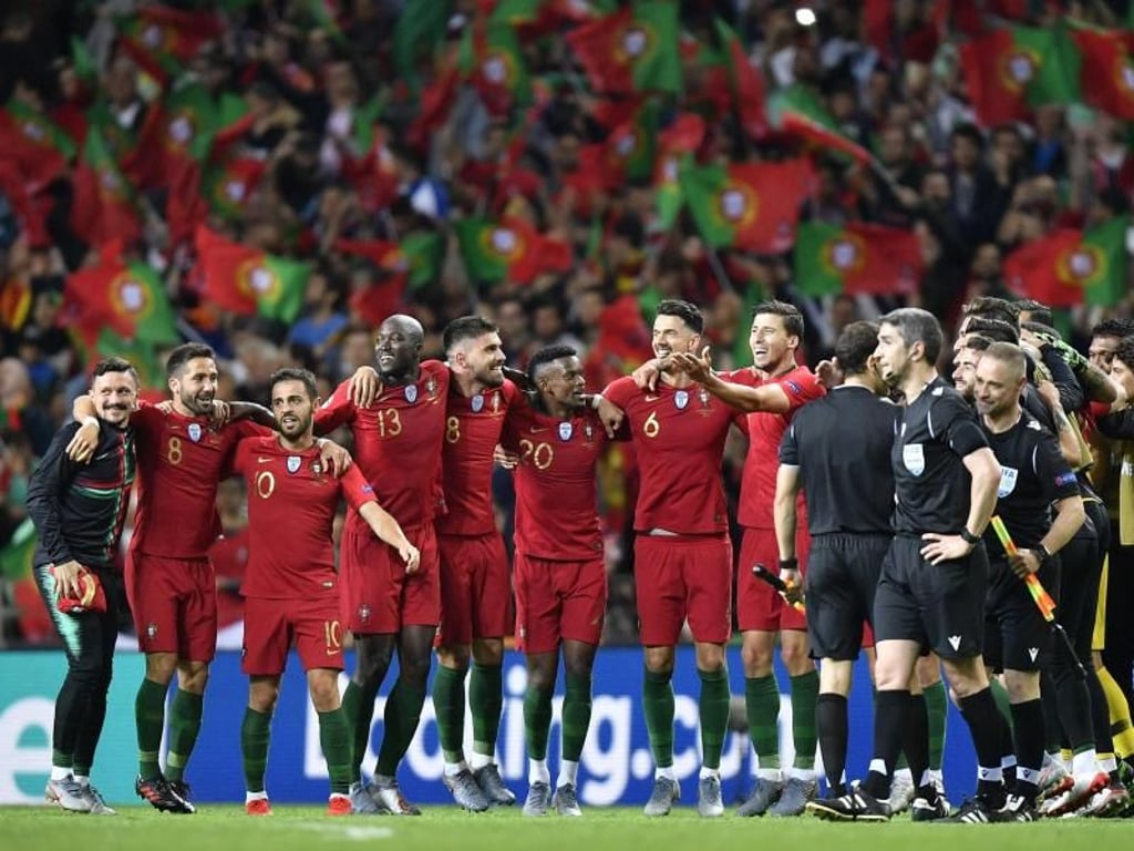 Nach Spielende feiert die portugiesische Mannschaft mit ihren Fans. Foto: Martin Meissner/AP