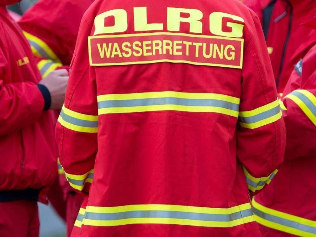 In Sachsen-Anhalt fehlen noch Rettungsschwimmer. Foto: Arno Burgi/Archiv