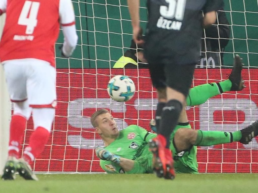 Der Mainzer Torwart Robin Zentner hält einen Elfmeter. Foto: Thomas Frey