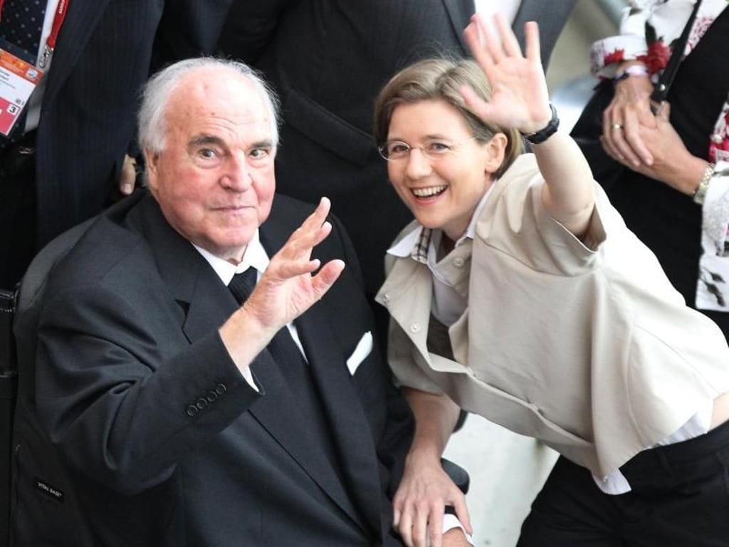 Einer der zuletzt seltenen öffentlichen Auftritte: Helmut Kohl und seine Frau Maike Kohl-Richter beim Finale der Frauenfußball-WM in Frankfurt am Main. Foto: Roland Holschneider