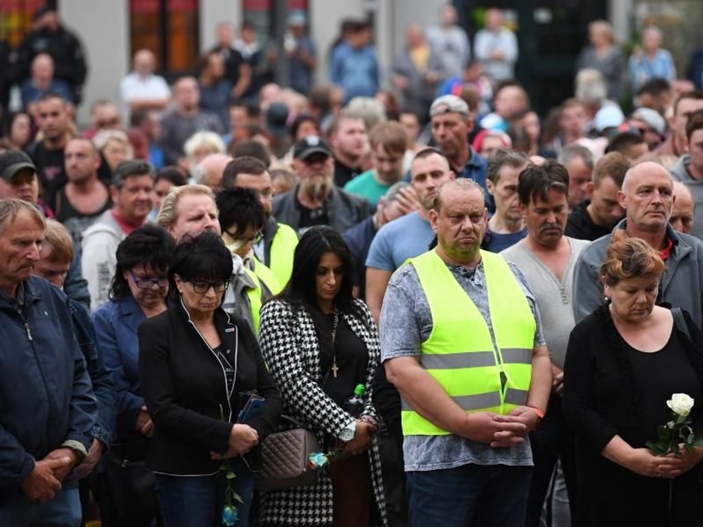 Teilnehmer einer Kundgebung in Köthen. Foto: Ralf Hirschberger