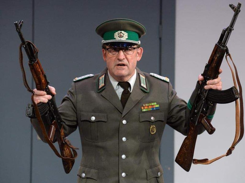 Der Schauspieler und Hauptdarsteller Karl-Fred Müller in Uniform als Oberstleutnant Harald Jäger. Foto: Hendrik Schmidt