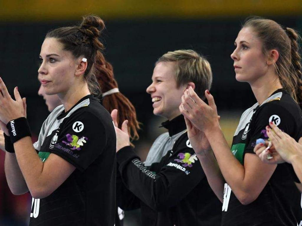 Deutschlands Emily Bölk (l-r), Friederike Gubernatis und Alicia Stolle. Foto: Hendrik Schmidt