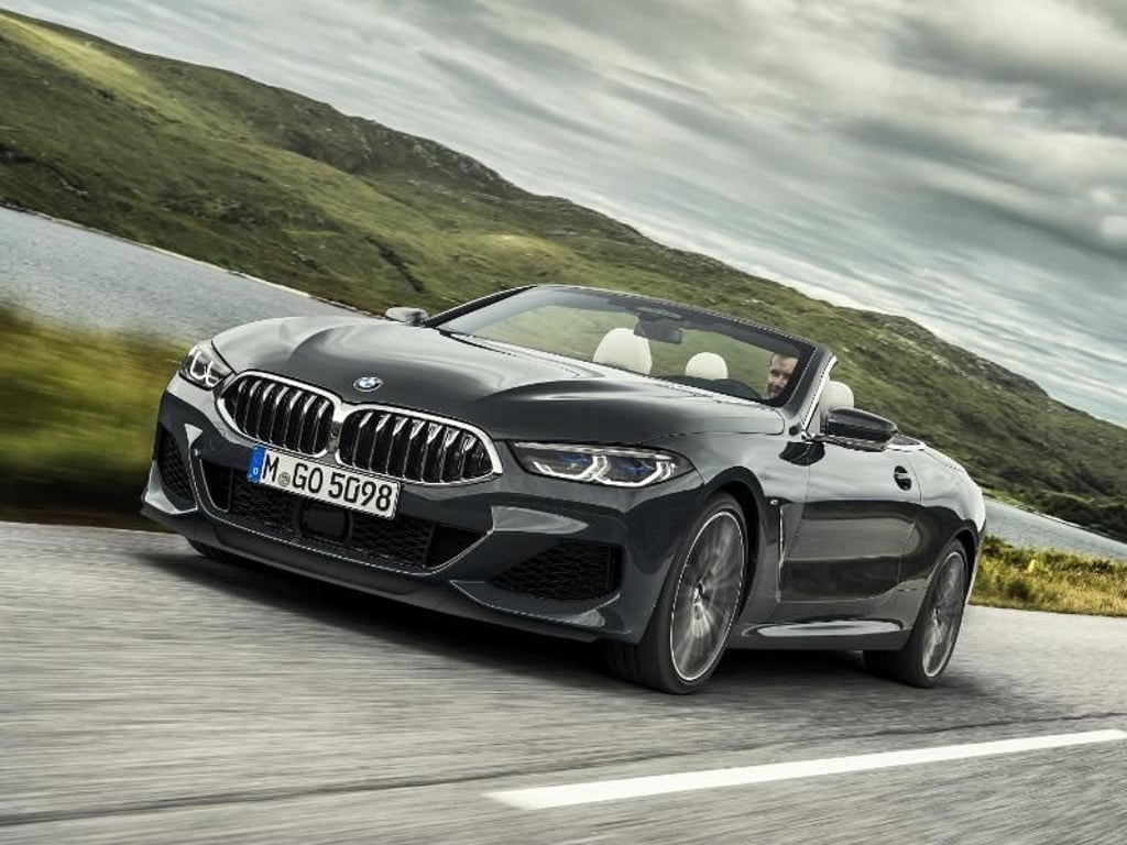 Frischluft-Quartett im Achter: Im neuen BMW 8er Cabrio ist Platz für vier Personen, die wahlweise einen Sechs- oder Achtzylinder bestellen können. Foto: Daniel Kraus/BMW AG