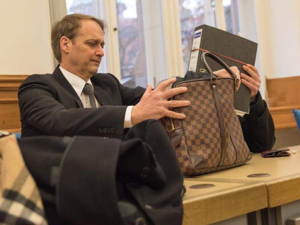 Der Angeklagte (r) und sein Anwalt im Gerichtssaal im Bamberger Landgericht. Foto: Nicolas Armer