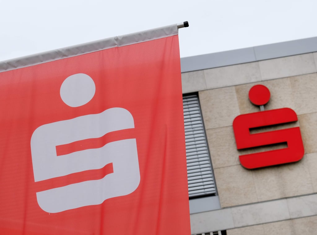 ARCHIV - 11.06.2018, Baden-Württemberg, Stuttgart: ADas Sparkassenlogo ist auf einer Fahne und an einem Gebäude der Sparkasse angebracht. (zu dpa: «Jahresbilanz Sparkassenverband») Foto: Bernd Weissbrod/dpa +++ dpa-Bildfunk +++