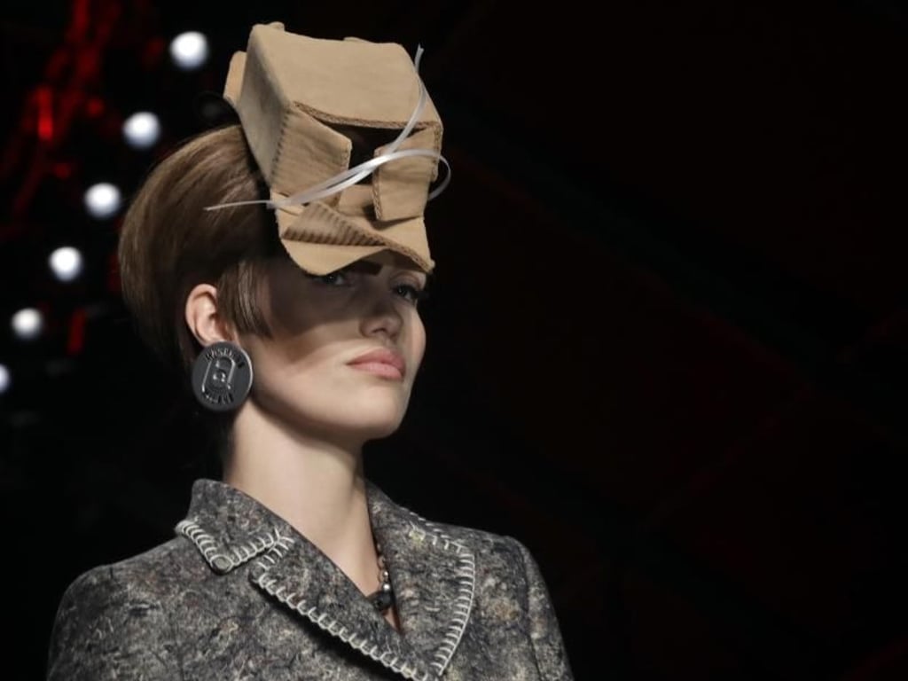 Jeder hat sein Päckchen zu tragen: Moschino in Mailand. Foto: