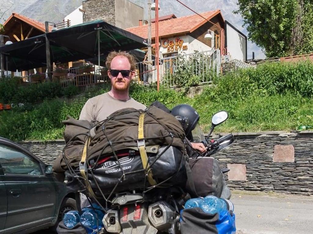 Unterwegs zum Kaspischen Meer: Der Brite Edward Gill fährt mit dem Motorrad durch Georgien. Foto: Philipp Laage