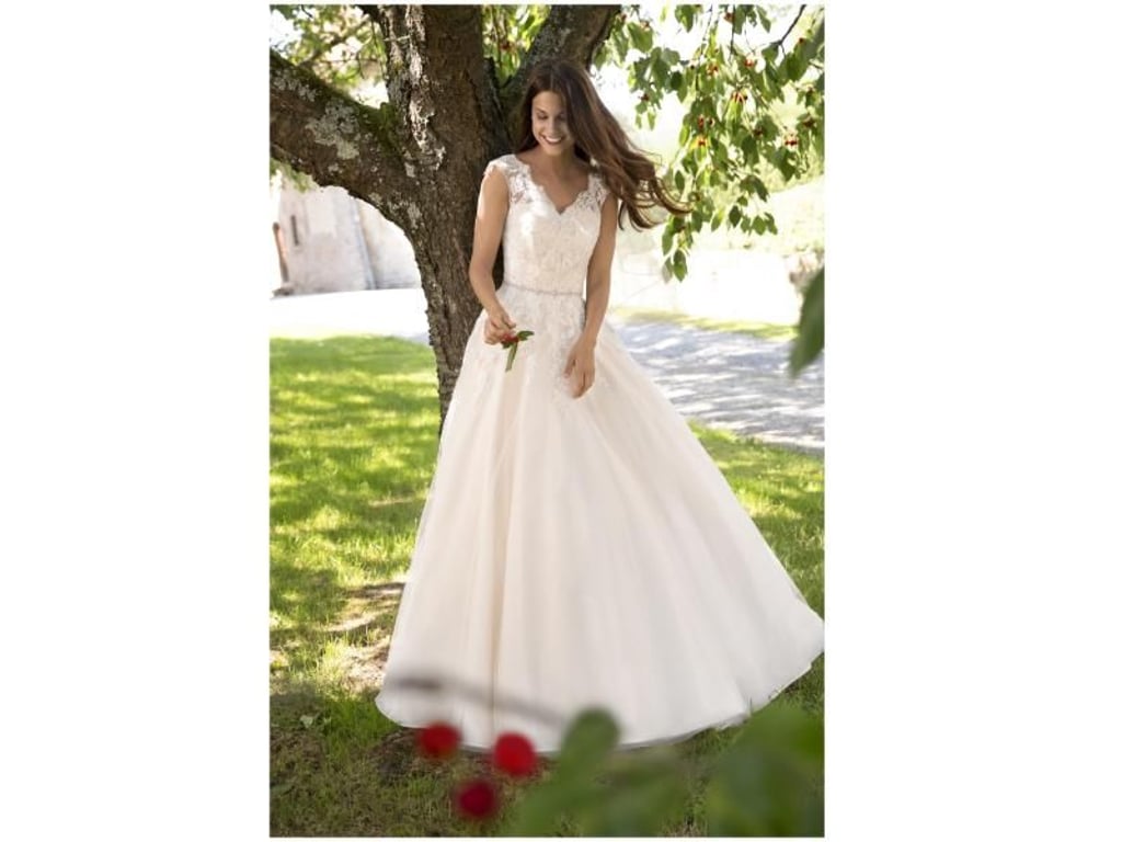 Mit seinem schwingenden Rock in A-Linie und seinem feinen Elfenbein-Ton liegt das Brautkleid von Kleemeier 2019 voll im Trend (Preis auf Anfrage). Foto: Kleemeier