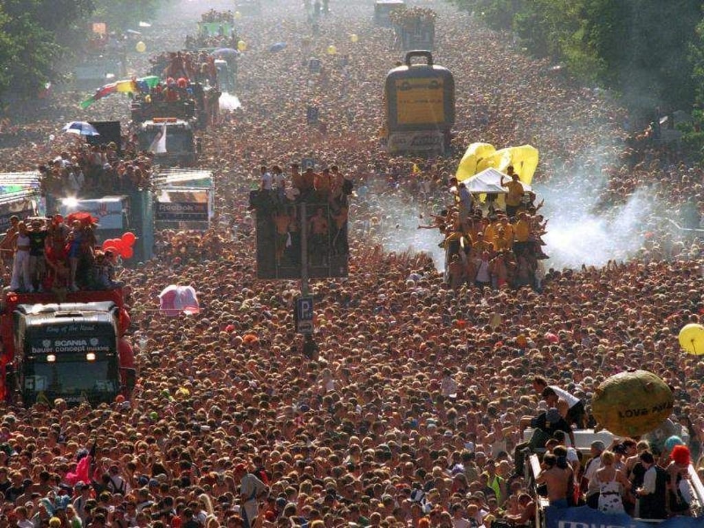Mit rund 1,5 Millionen Ravern brach die elfte Berliner Love Parade 1999 alle Rekorde. Foto: Wolfgang Kumm