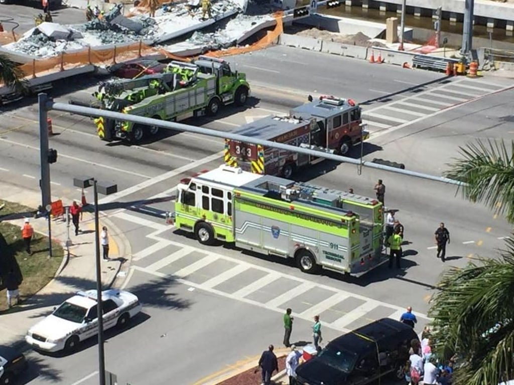 Die Fußgängerbrücke begrub beim Einsturz auch mehrere Autos unter sich. Foto: Roberto Koltun/Miami Herald