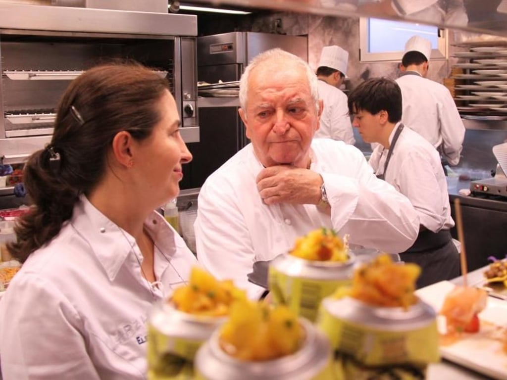 Elena und Juan Mari Arzak in der Küche des berühmten Restaurants «Arzak», das schon viele Hollywood-Schauspieler glücklich machte. Foto: Manuel Meyer