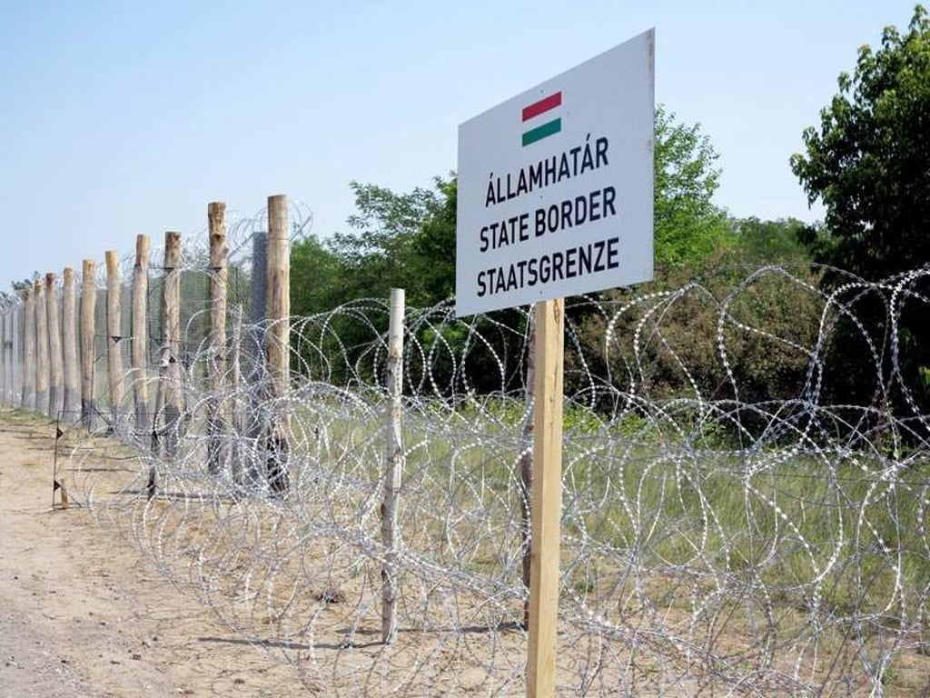 Der ungarische Grenzzaun zu Serbien bei Morahalom im Komitat Csongrád in Ungarn, aufgenommen am 06.08.2015. Auf einer Länge von 175 Kilometern wird eine Art Stacheldraht mit rassiermesserscharfen Schneiden befestigt, ein sogenannter NATO-Draht. Foto: Thomas Brey/dpa (zu dpa-Reportage Grenzzaun soll «Völkerwanderung» nach Westeuropa stoppen vom 10.08.2015) +++(c) dpa - Bildfunk+++