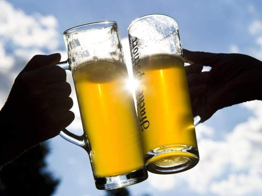 Zwei Biergläser leuchten im Gegenlicht der Sonne. Foto: Ole Spata/Archiv