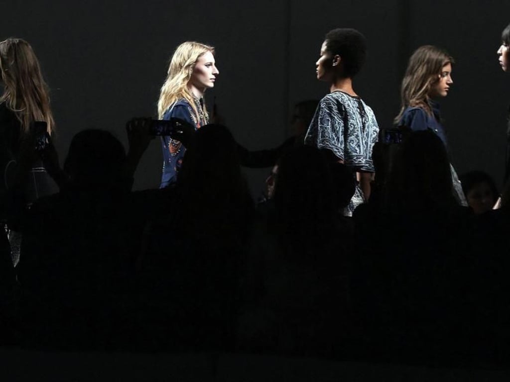 Ein voller Runway: Auf der Mailänder Modewoche präsentieren die Fashion-Labels ihre Kreationen für den Frühling und Sommer 2016. Foto: Matteo Bazzi