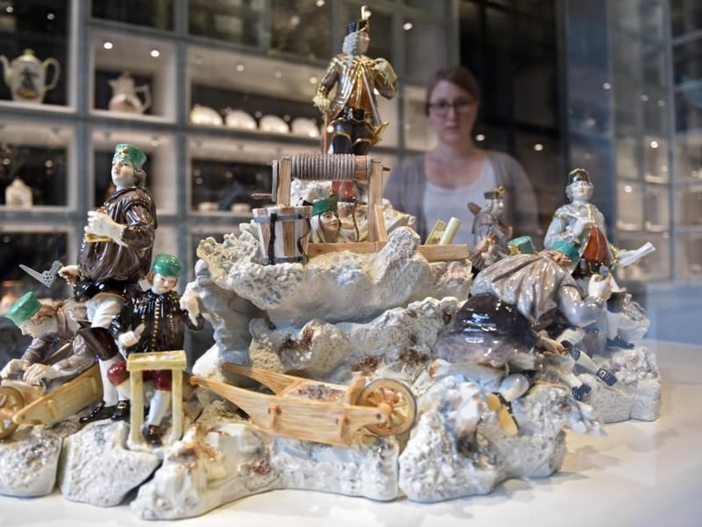 Tafelaufsatz aus Meißner Porzellan mit dem Titel "Das Bergwerk" im Bochumer Museum. Foto: Caroline Seidel