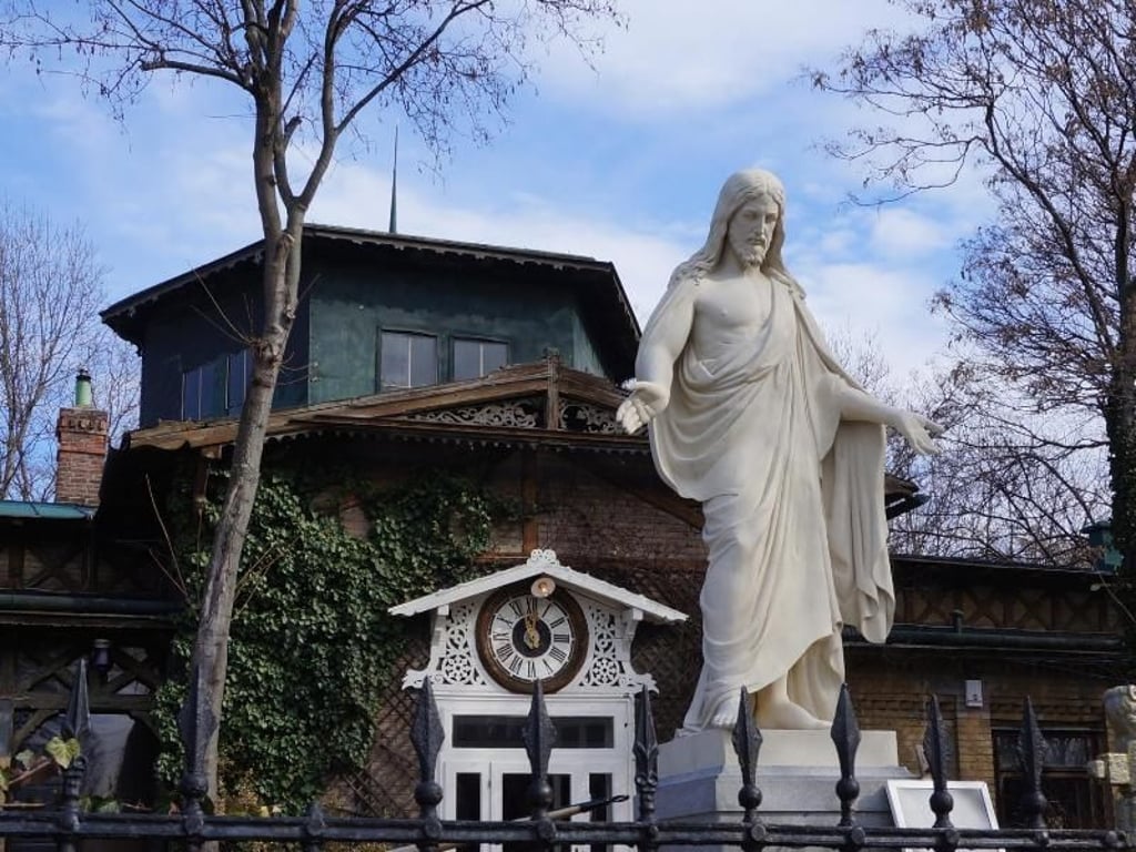 Das «Kaffeehaus Concordia» gegenüber dem Wiener Zentralfriedhof hat ein ganz spezielles Flair. Foto: Alexandra Stahl/dpa-tmn